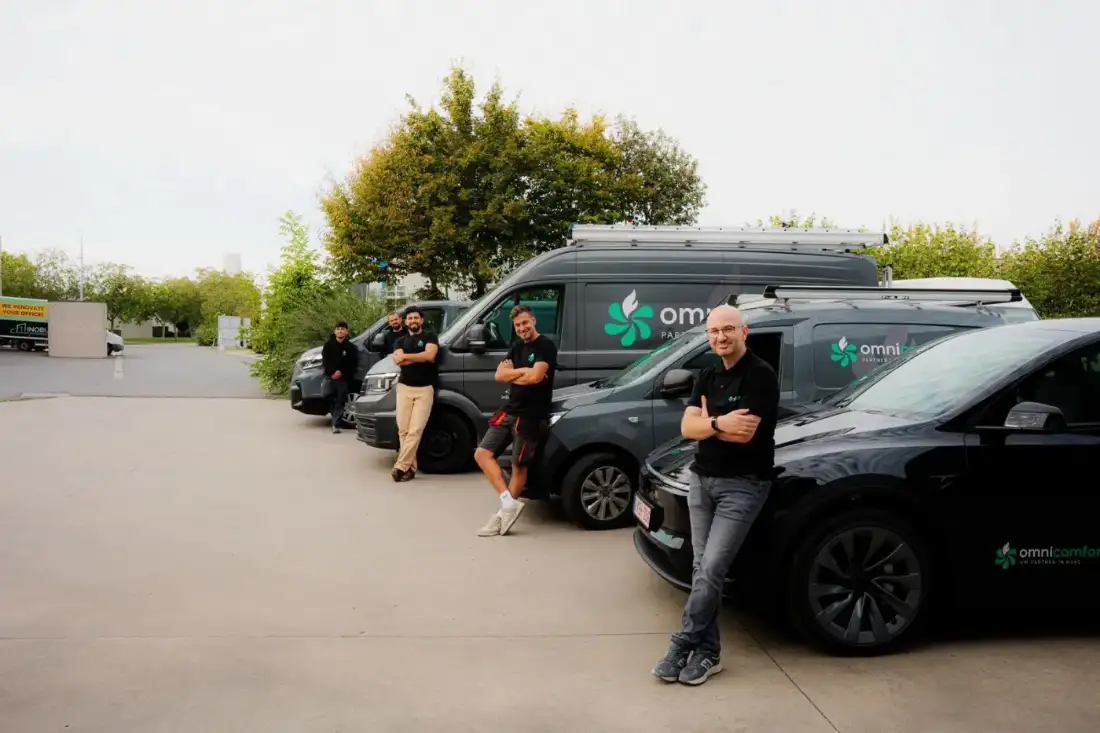 Het team van Omnicomfort bij de bedrijfswagens