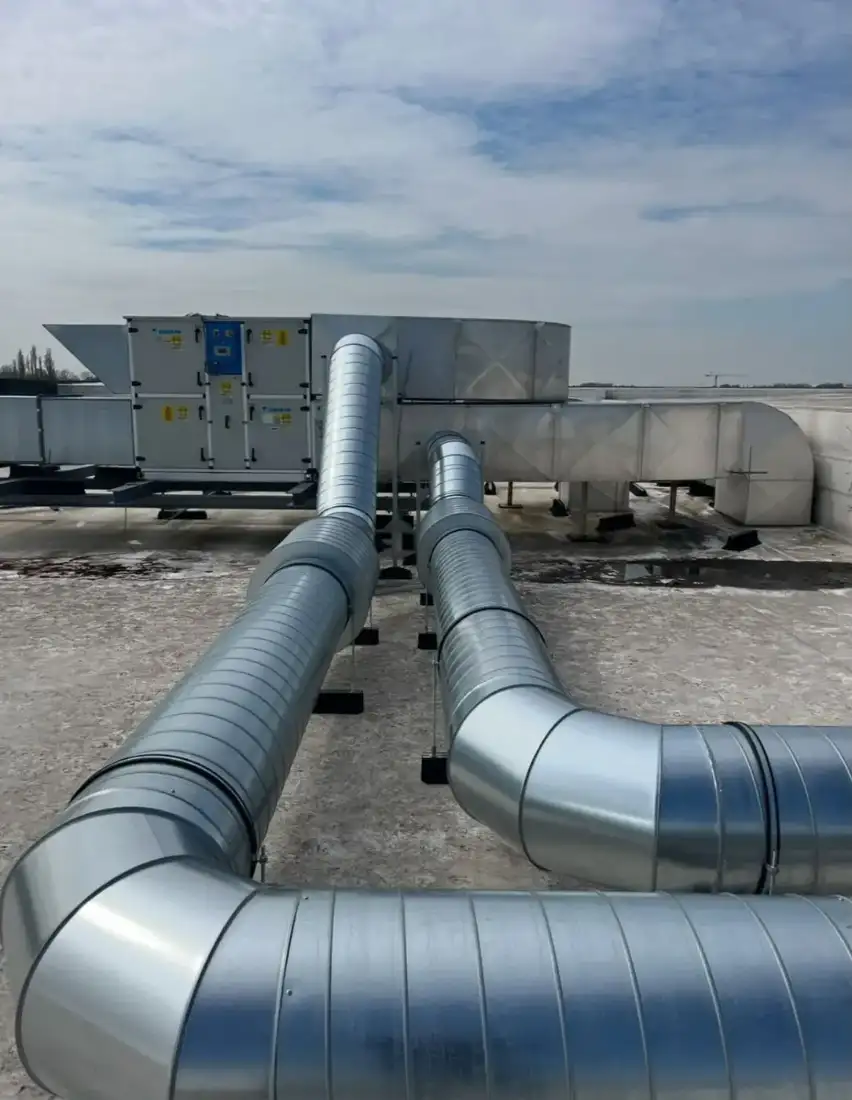 Ventilatiekanalen en luchtgroep op het dak van een bedrijfsgebouw