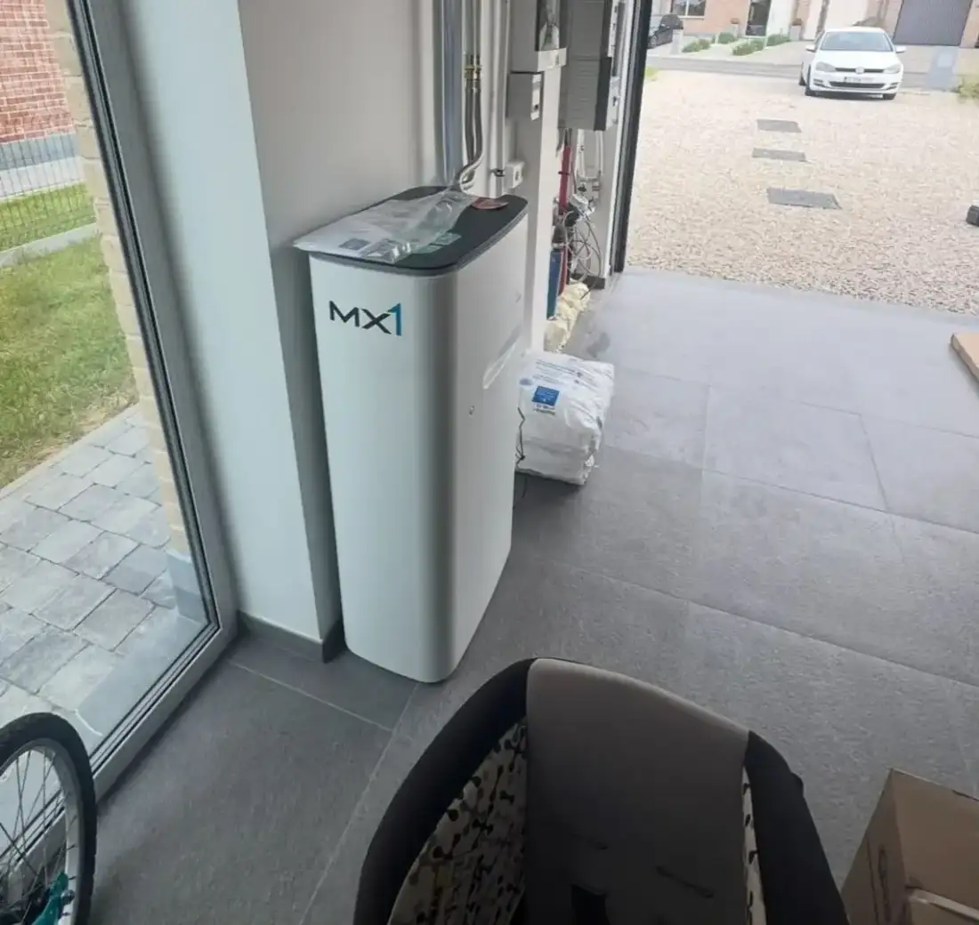 Waterverzachter naast de technische installatie in een garage