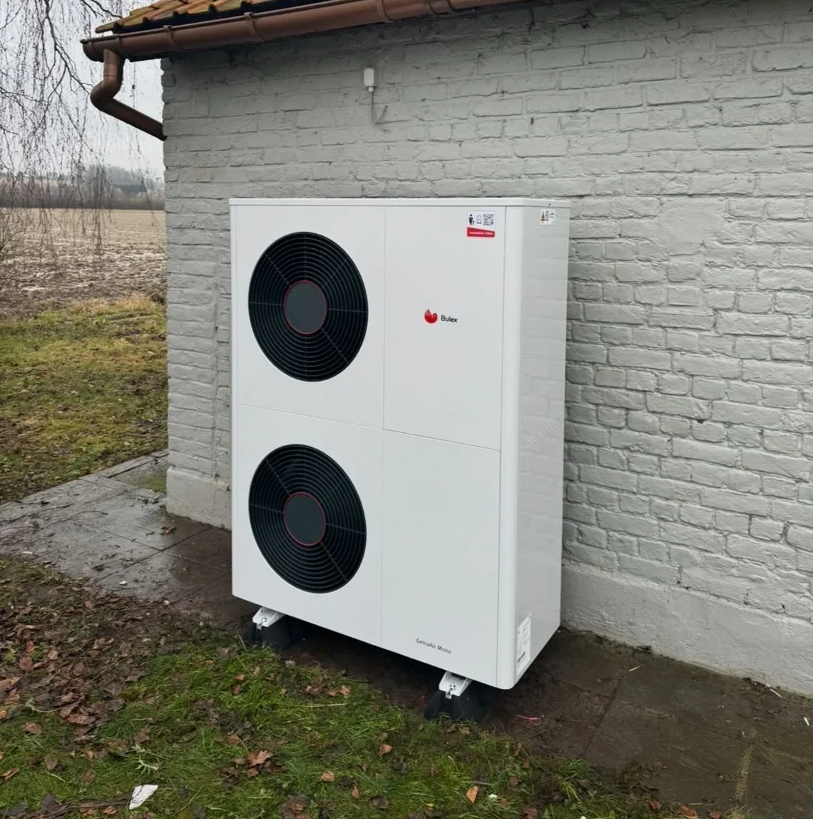 Bulex lucht-water warmtepomp tegen de gevel van een woning