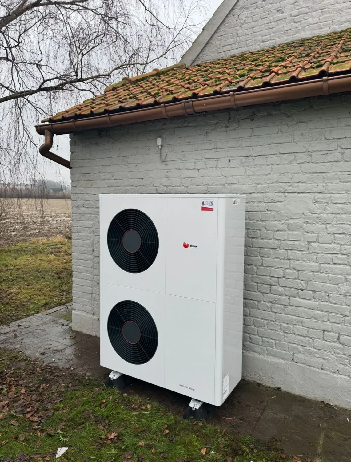 Bulex lucht-water warmtepomp tegen de gevel van een woning