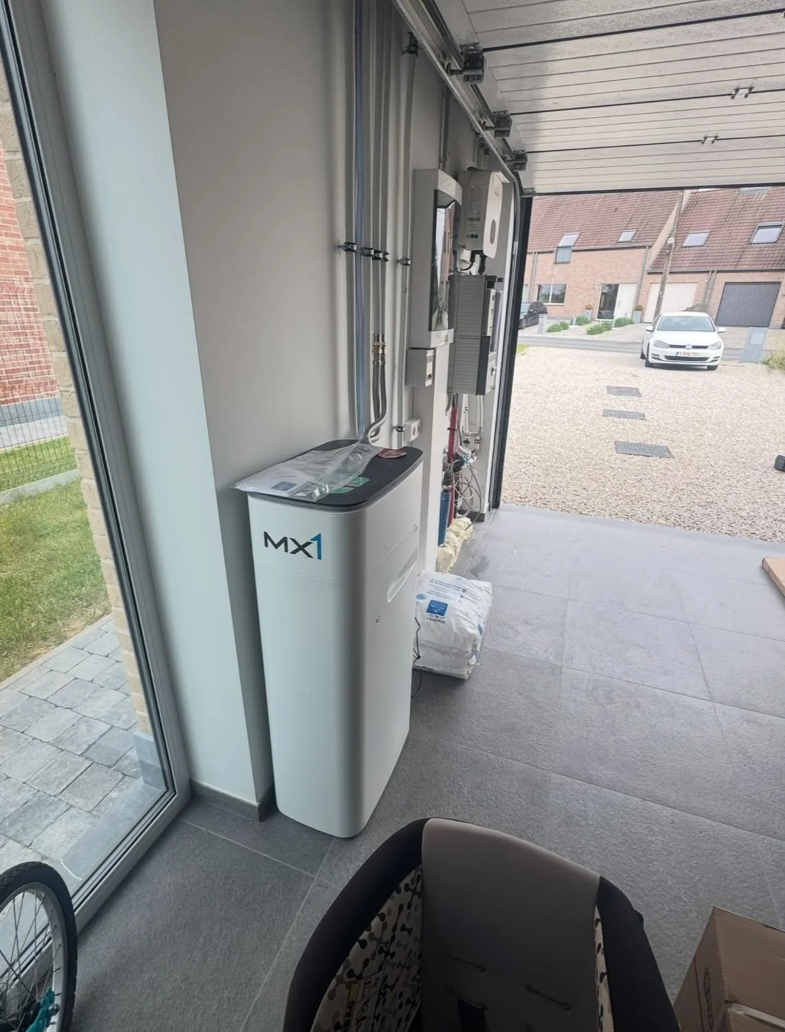 Waterverzachter naast de technische installatie in een garage