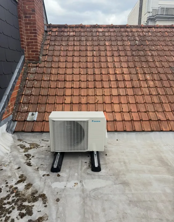 Buitenunit onder het pannendak
