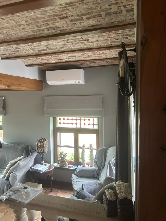 Airco onder een houten balkenplafond