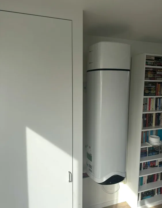 Een staand voorraadvat in de hoek