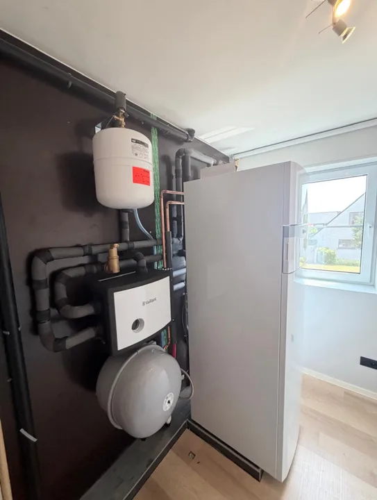 Binneninstallatie bij het raam