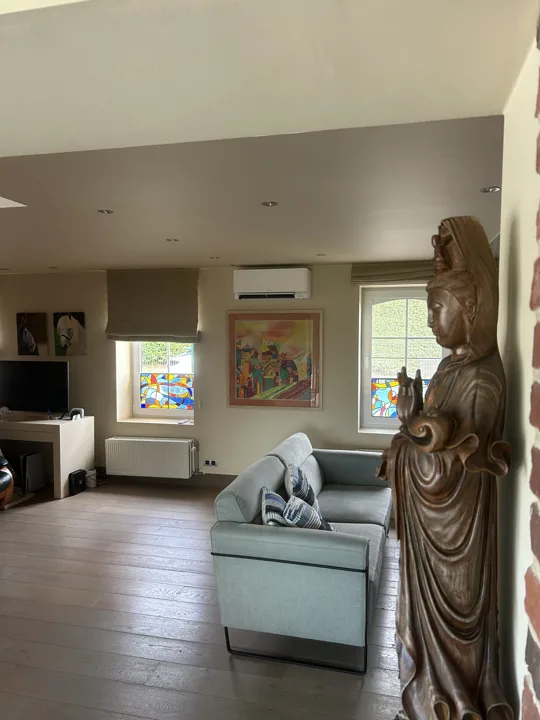 Airco aan de muur in de woonkamer