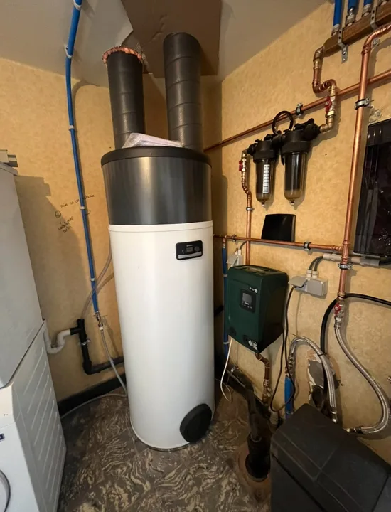 Warmtepompboiler in de werkruimte
