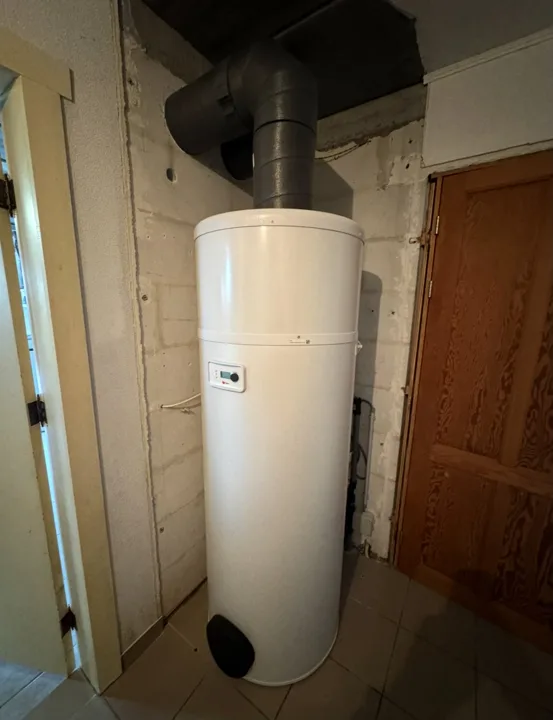 Warmtepompboiler naast de deur