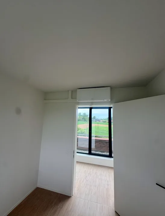 Wandmodel boven het raam
