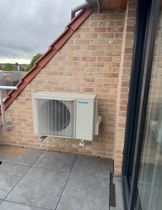 Buitenunit onder de dakhelling