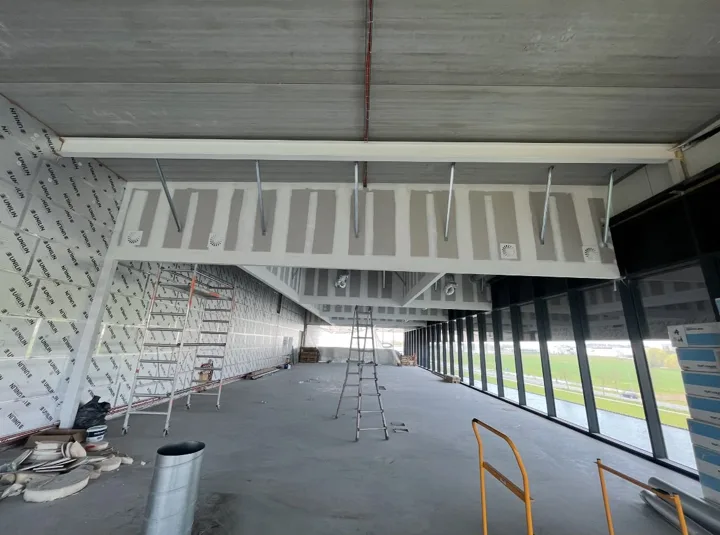 Ventilatie in een ruimte in aanbouw