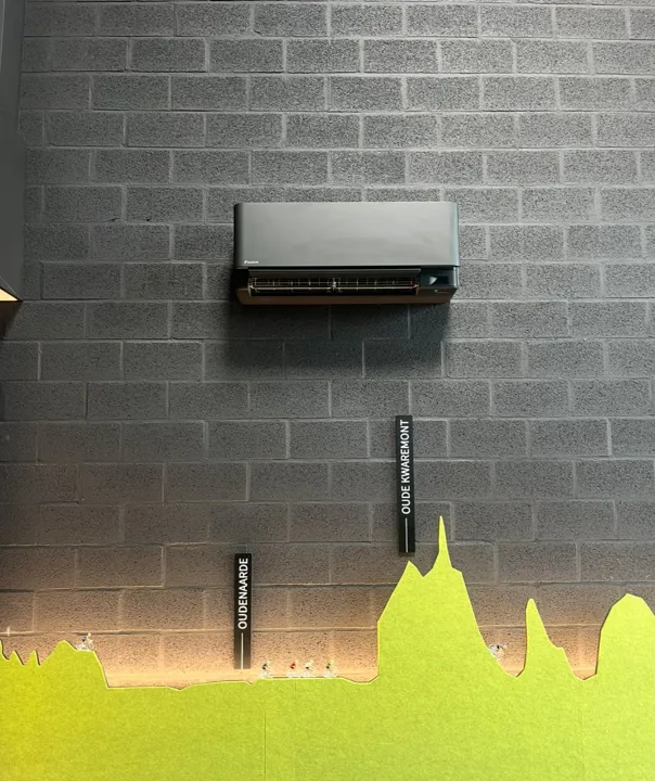 Zwarte binnenunit op een grijze muur