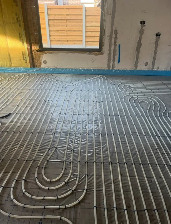 Vloerverwarming bij het raam