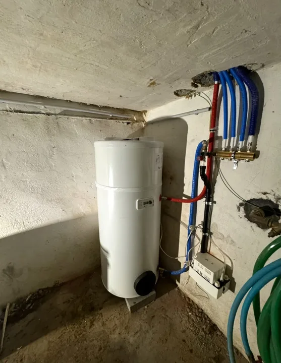 Boiler met de leidingen ernaast