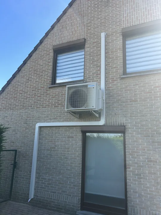 Twee buitenunits aan de gevel
