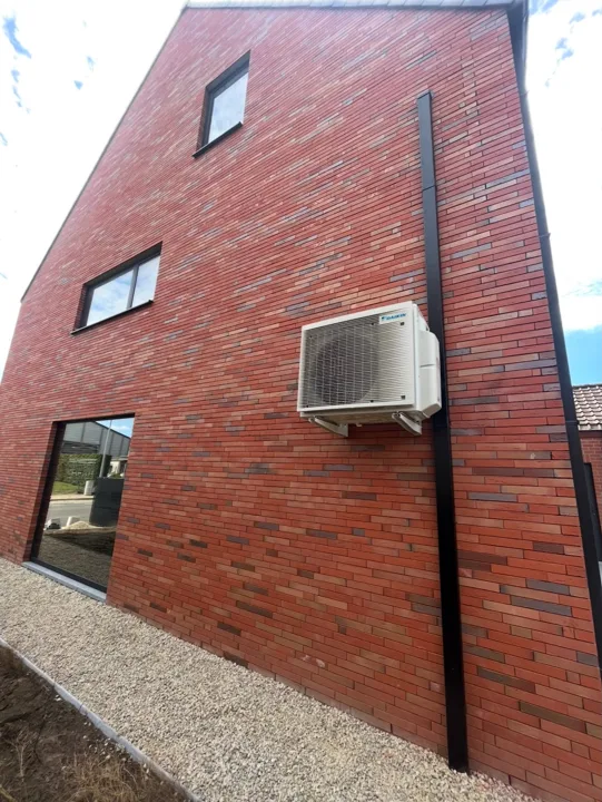Buitenunit hoog aan de zijgevel