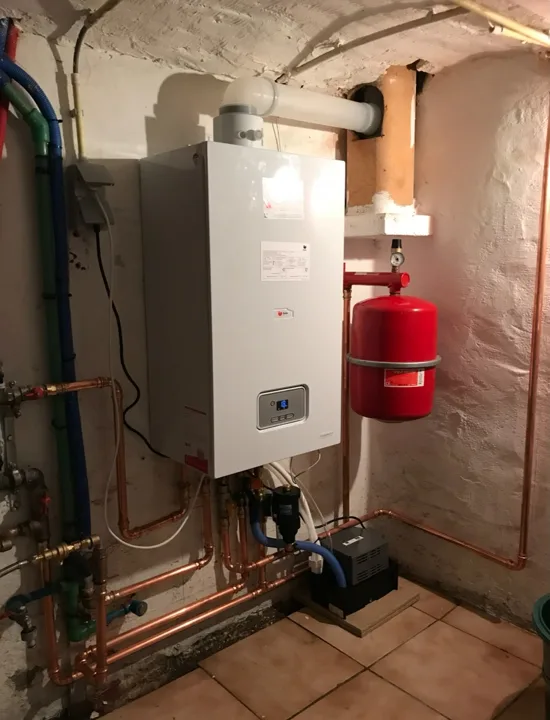 Verwarmingsinstallatie in de hoek