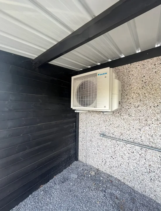 Buitenunit onder de overkapping