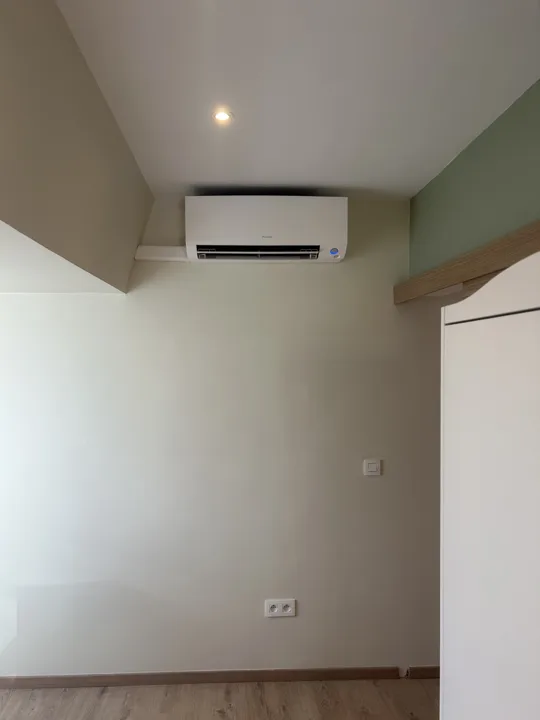 Wandmodel onder een schuin plafond