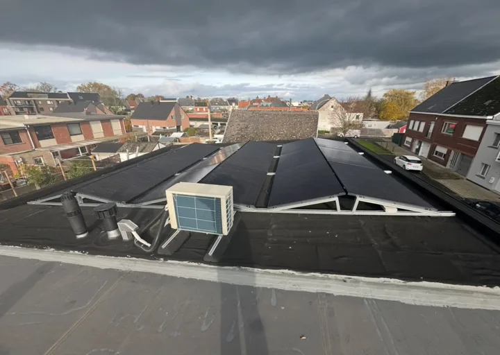 Buitenunits op een plat dak