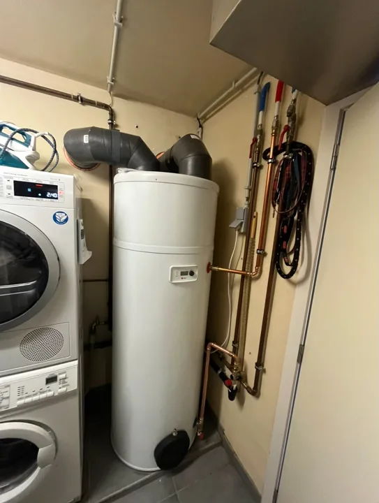 Warmtepompboiler naast de wasmachine