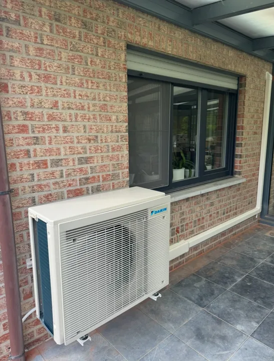 Buitenunit onder het raam