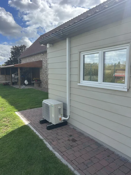 Buitenunit naast de aanbouw
