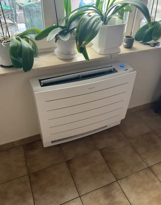 Vloermodel onder de vensterbank