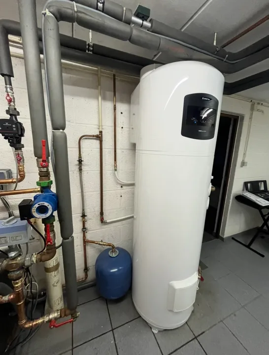 Staande warmtepompboiler met luchtkanalen boven het toestel