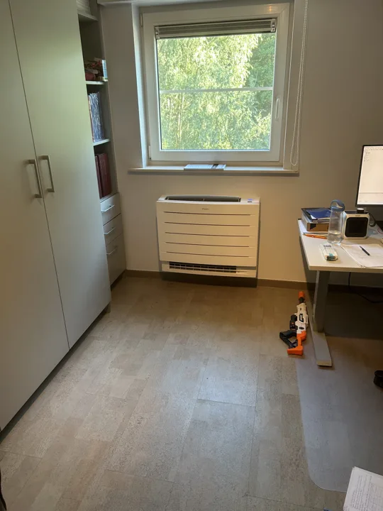 Een vloermodel onder het raam