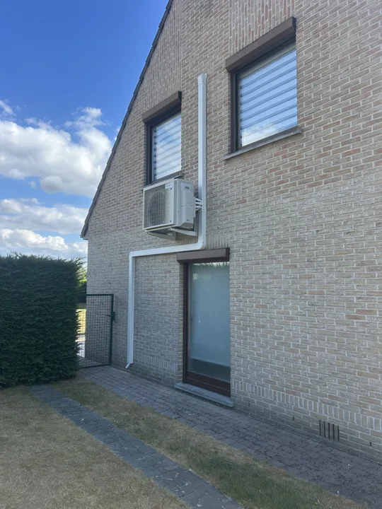 Buitenunits boven de garage