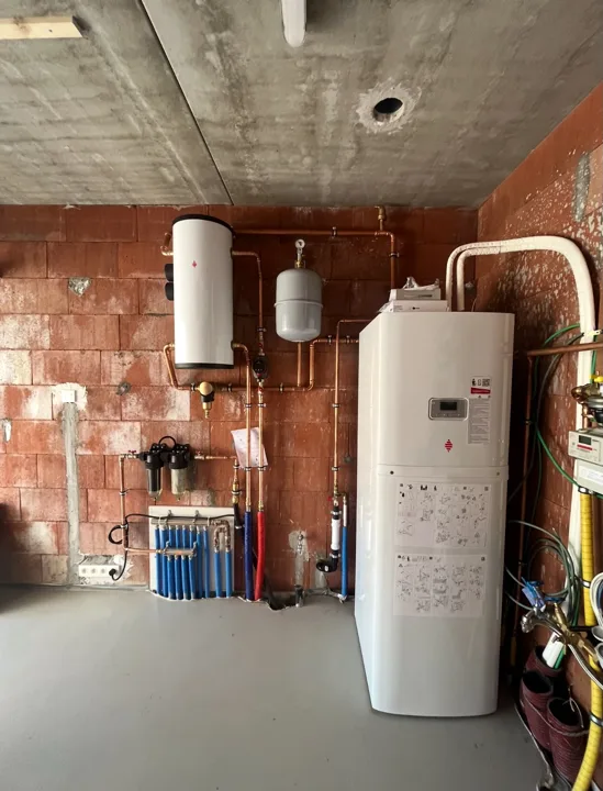 Warmtepompinstallatie tegen de bakstenen muur