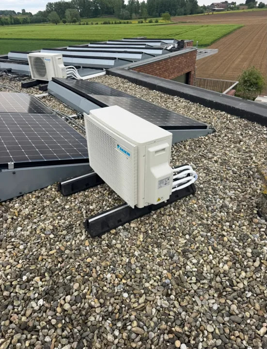 Buitenunit naast de zonnepanelen