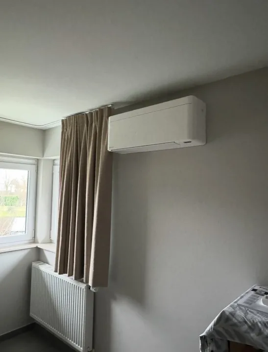 Wandmodel naast het raam
