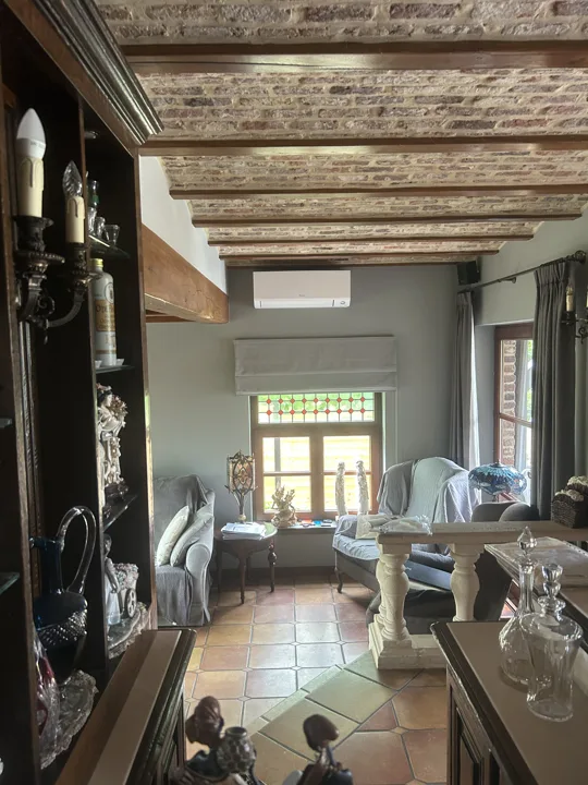 Binnenunit aan het einde van de kamer